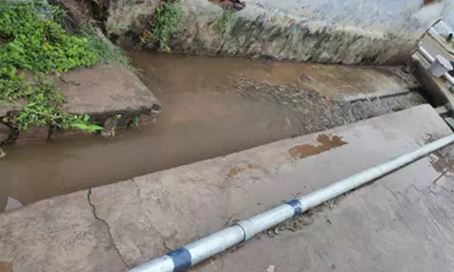 தேங்கி நிற்கும் கழிவுநீா்