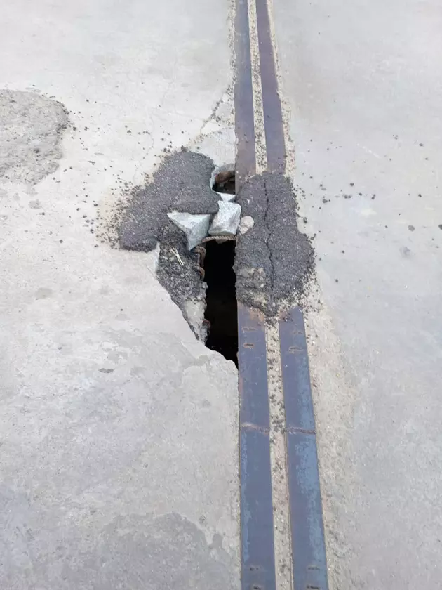 ஆற்றுப்பாலத்தில் விரிசல் ஆற்றுப்பாலத்தில் விரிசல்