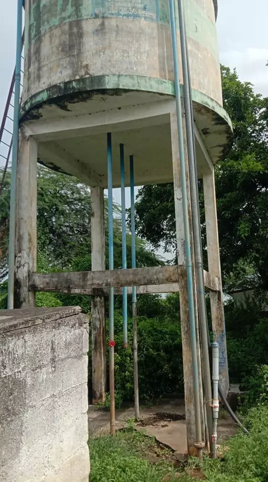 நீரேற்றும்போது வீணாக வழியும் தண்ணீர்