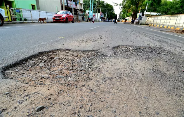 சேதமான சாலை சேதமான சாலை