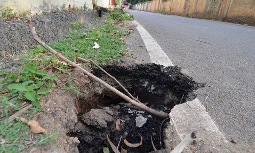 சாலையோரம் ஆபத்தான பள்ளம் சாலையோரம் ஆபத்தான பள்ளம்