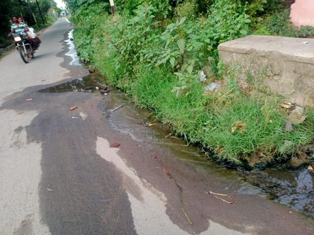 சாலையில் வழிந்தோடும் கழிவுநீர் சாலையில் வழிந்தோடும் கழிவுநீர்