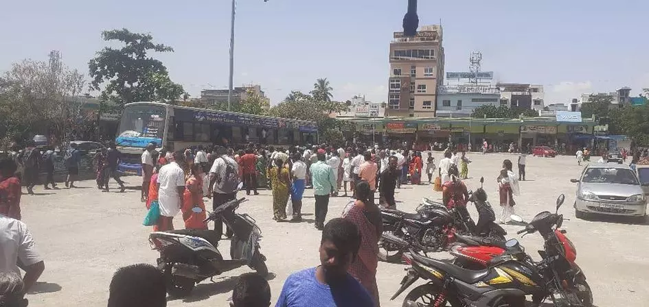 பஸ் நிலையத்தில் பயணிகள் அவதி