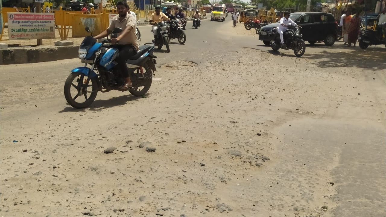 குண்டும் குழியுமான சாலை