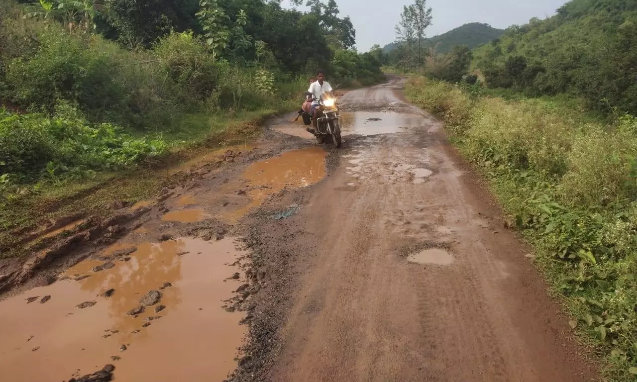 பல்லாங்குழி சாலையால் அவதி