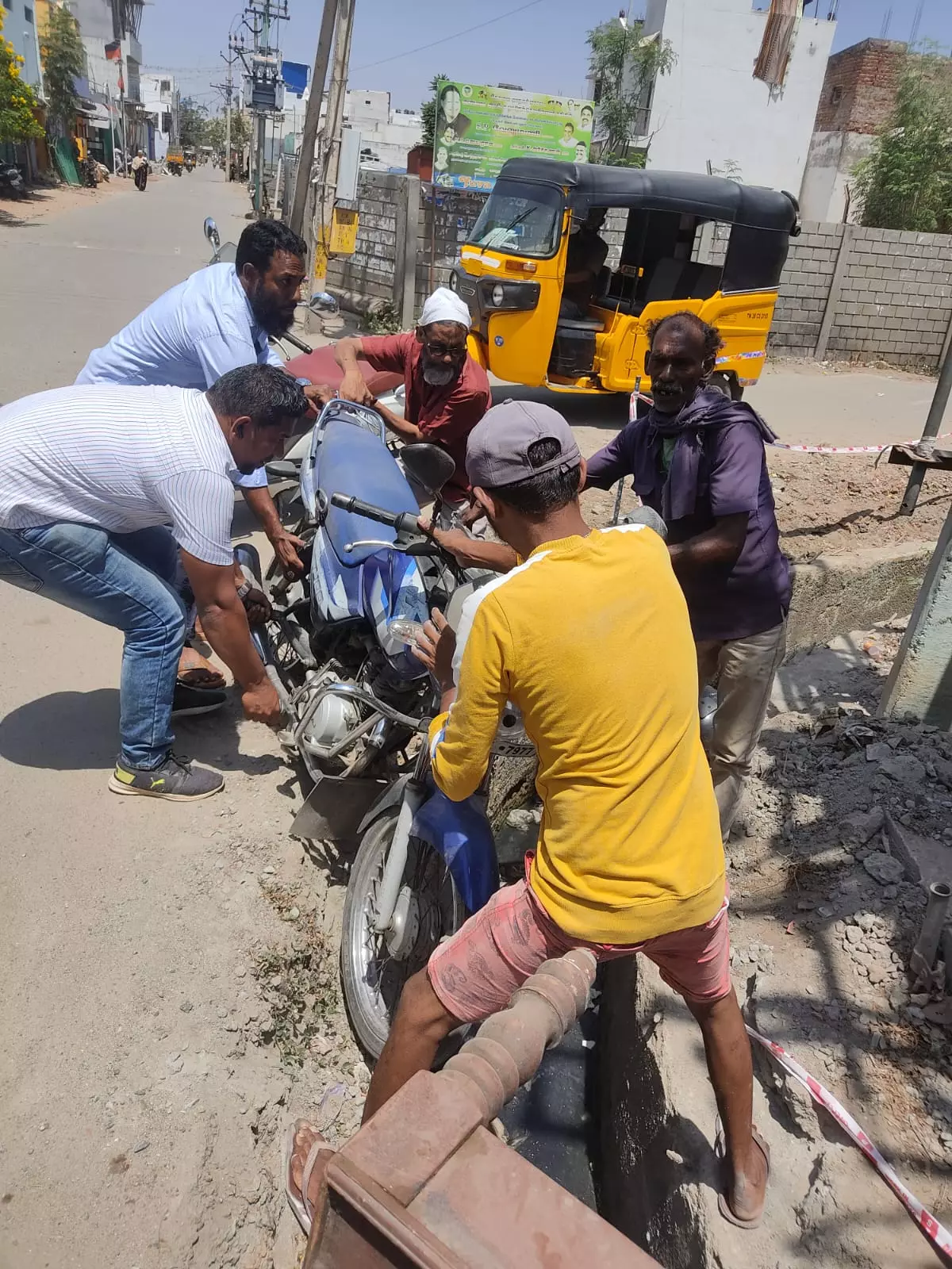 திறந்து கிடக்கும் கால்வாய் திறந்து கிடக்கும் கால்வாய்