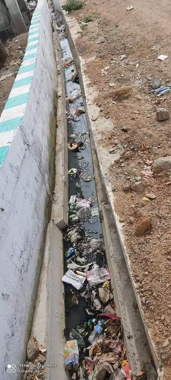 வாய்க்காலில் விழும் குப்பைகள்