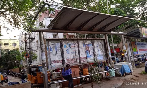 சேதம் அடைந்த நிழற்குடை