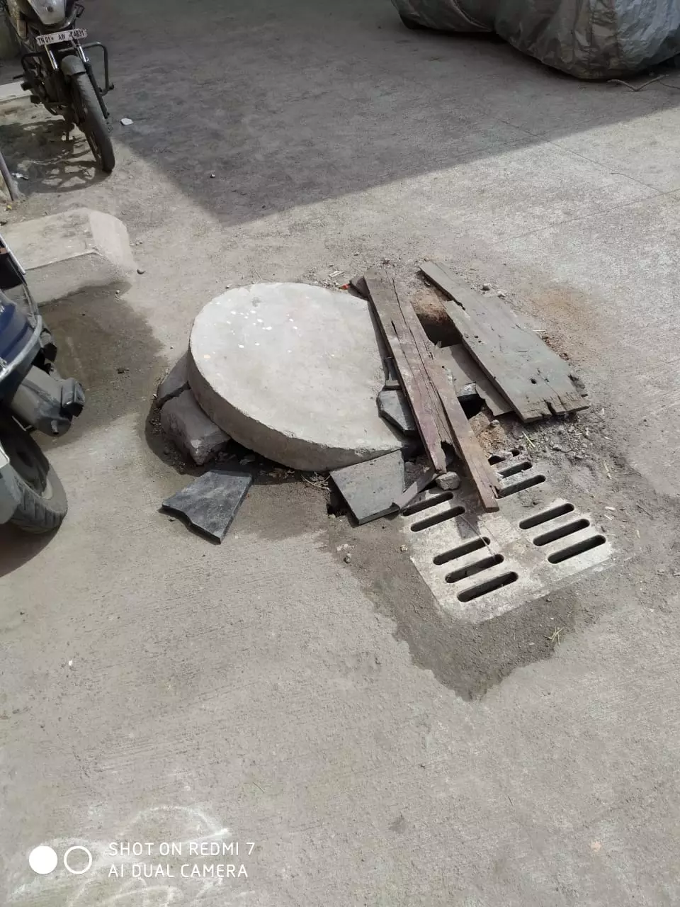 கழிவுநீர் கால்வாய் மூடி மாற்றப்படுமா?