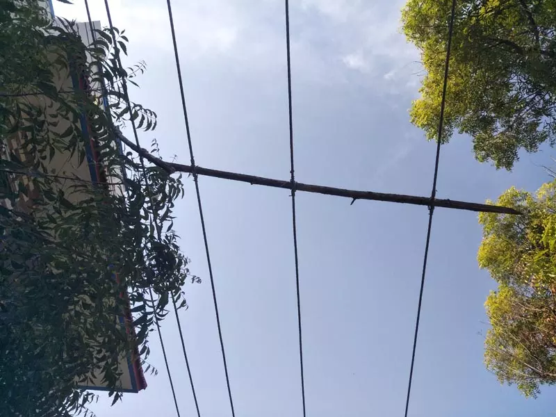 தாழ்வாக செல்லும் மின்கம்பிகள்