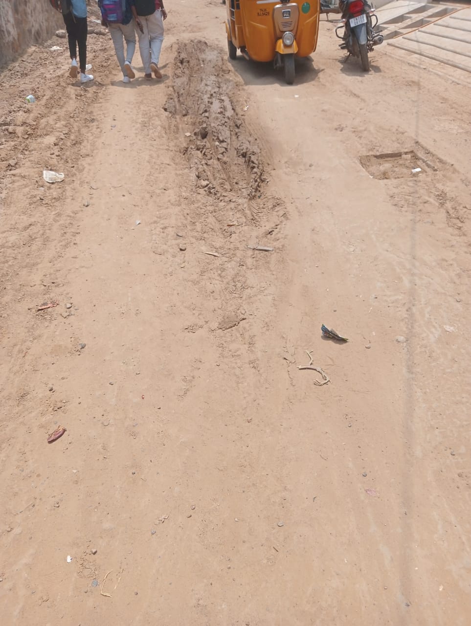 சேதமடைந்த சாலை