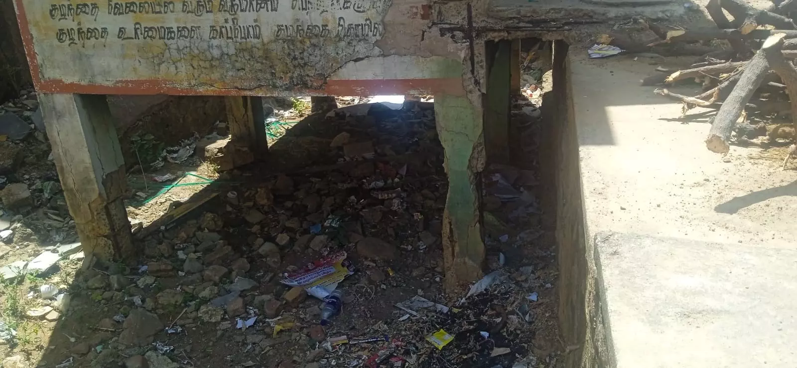 பயணிகள் நிழற்கூடம் சீரமைக்கப்படுமா? பயணிகள் நிழற்கூடம் சீரமைக்கப்படுமா?