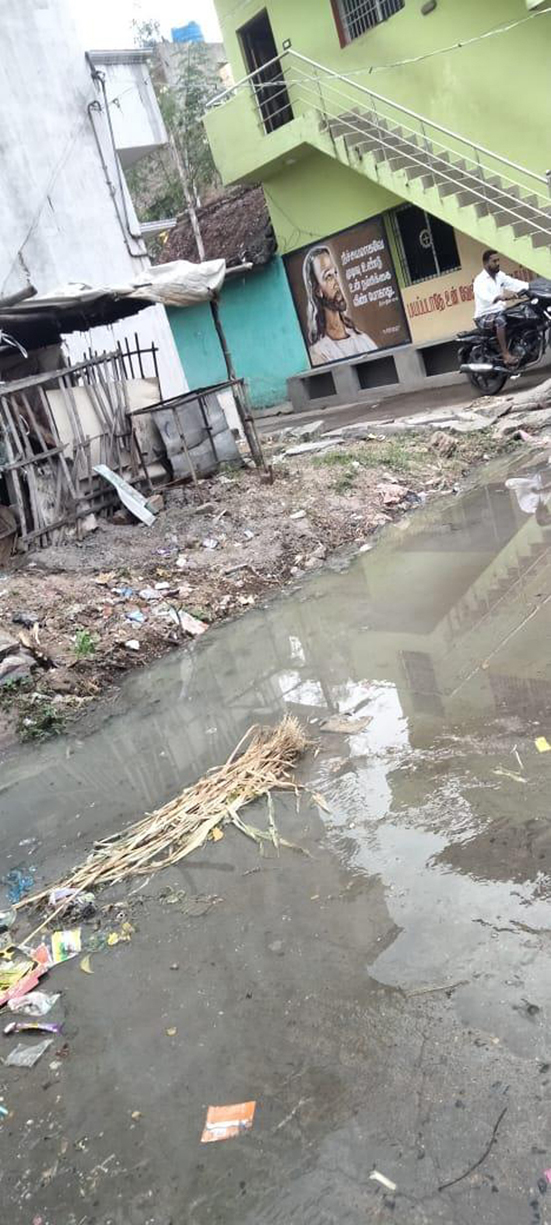 சாலையில் ஓடும் கழிவுநீரால் சுகாதார சீர்கேடு சாலையில் ஓடும் கழிவுநீரால் சுகாதார சீர்கேடு