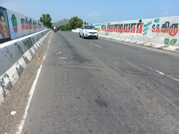 மேம்பாலத்தில் தார் பெயர்ந்து பழுது