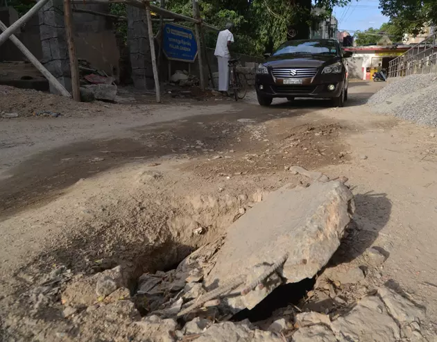 பாதாள சாக்கடை மூடிகள் உடைந்தன பாதாள சாக்கடை மூடிகள் உடைந்தன