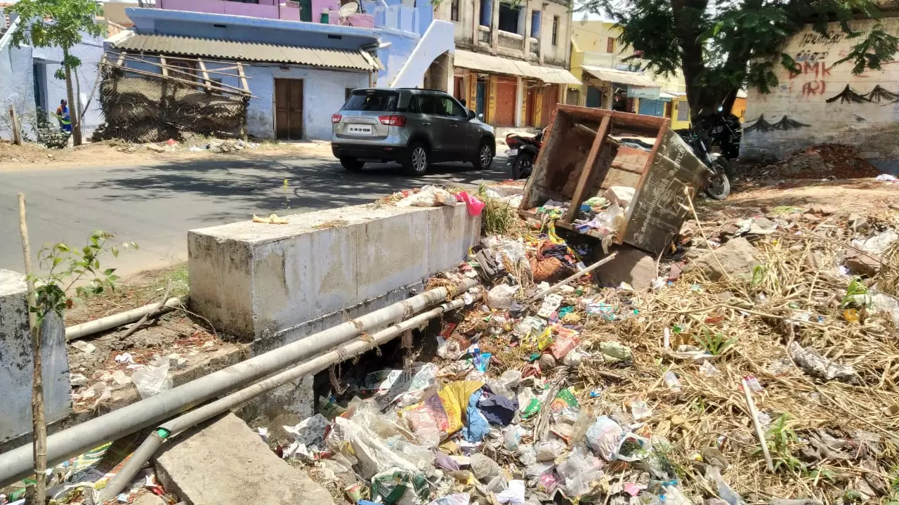 தேங்கி கிடக்கும் குப்பைகள் தேங்கி கிடக்கும் குப்பைகள்