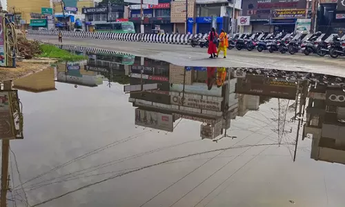 சாலையில் தேங்கும் மழை நீர் சாலையில் தேங்கும் மழை நீர்