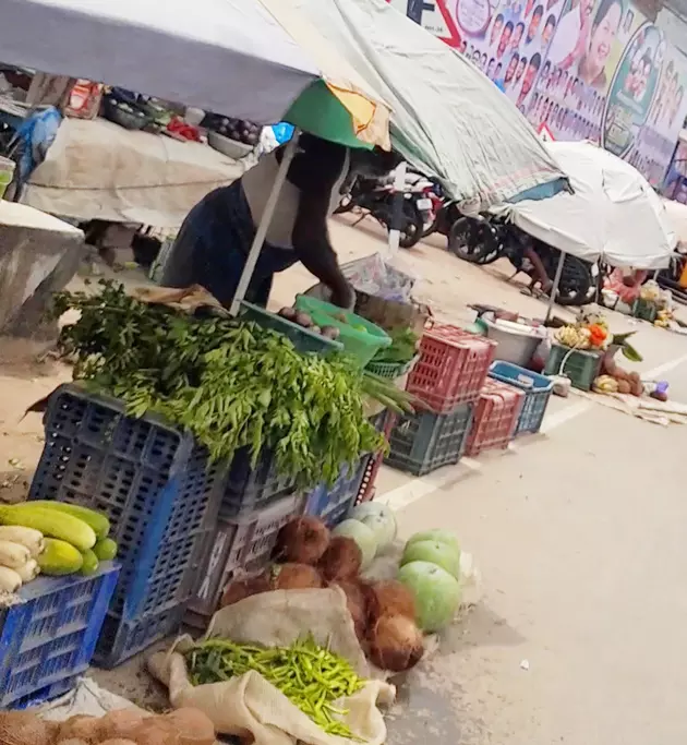சாலையோர ஆக்கிரமிப்புக்கடைகள் சாலையோர ஆக்கிரமிப்புக்கடைகள்