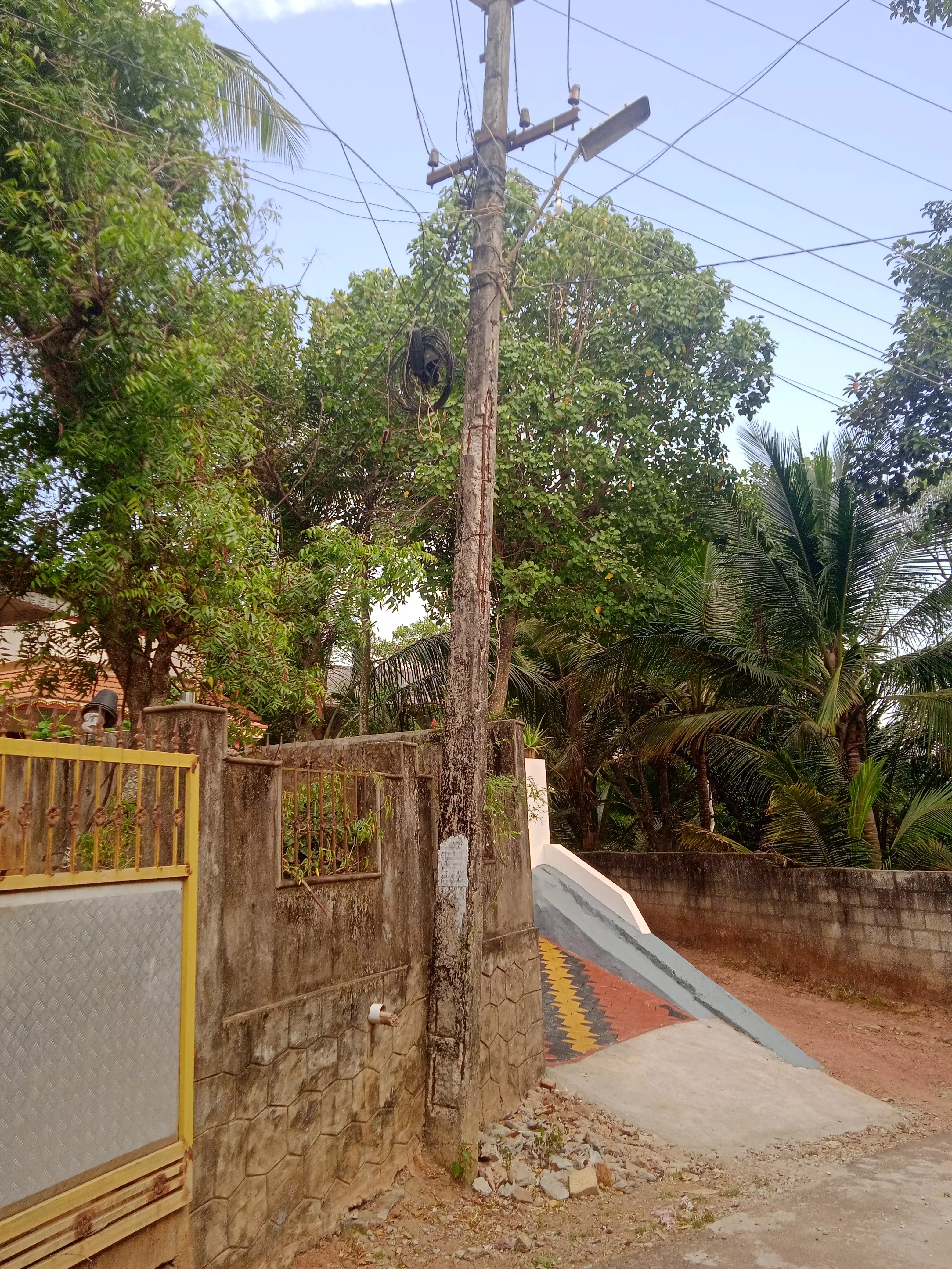 சேதமடைந்த மின்கம்பம்