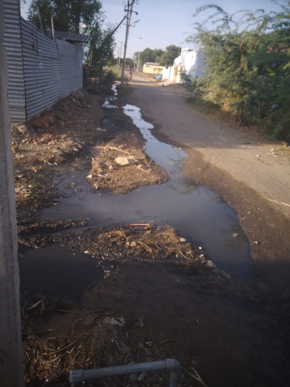 சாலையில் தேங்கும் கழிவுநீர் சாலையில் தேங்கும் கழிவுநீர்