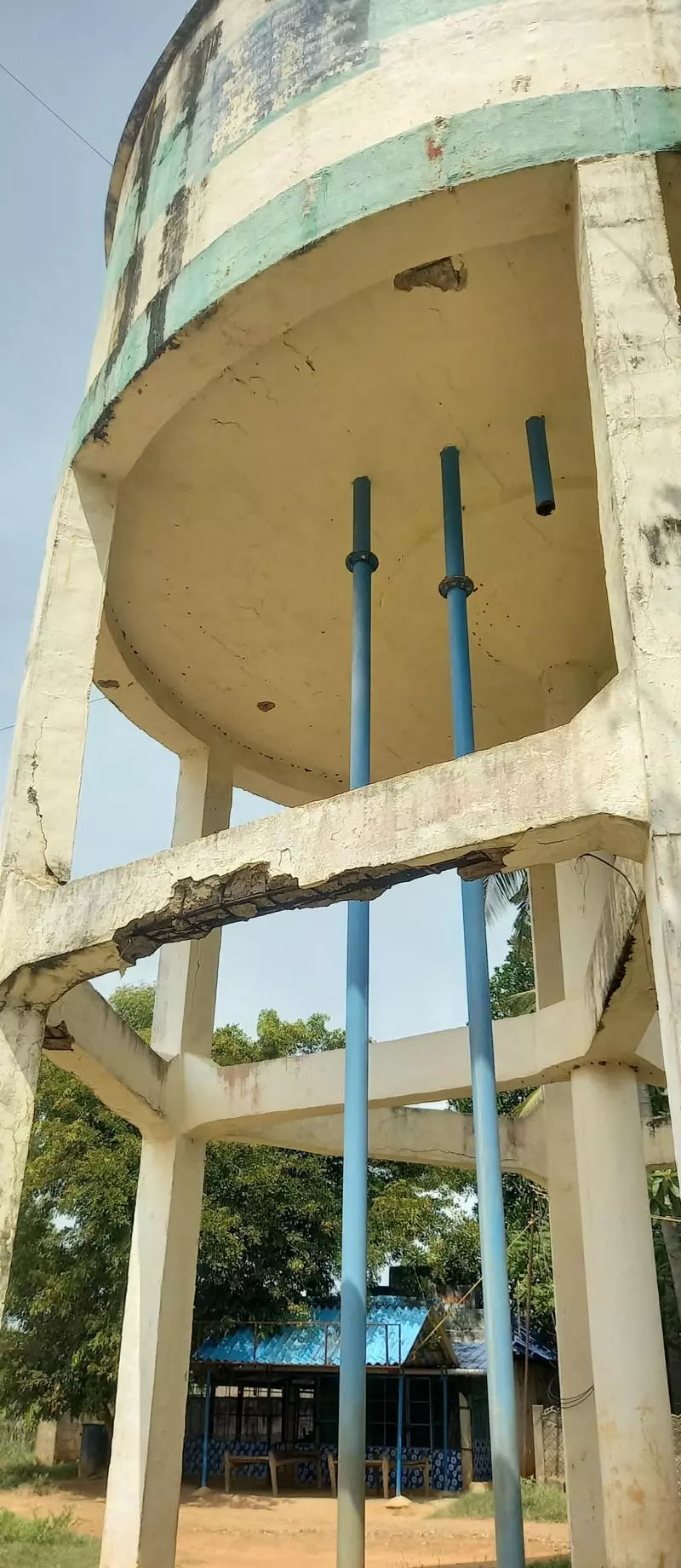 சிதிலமடைந்த நீர்த்தேக்க தொட்டி