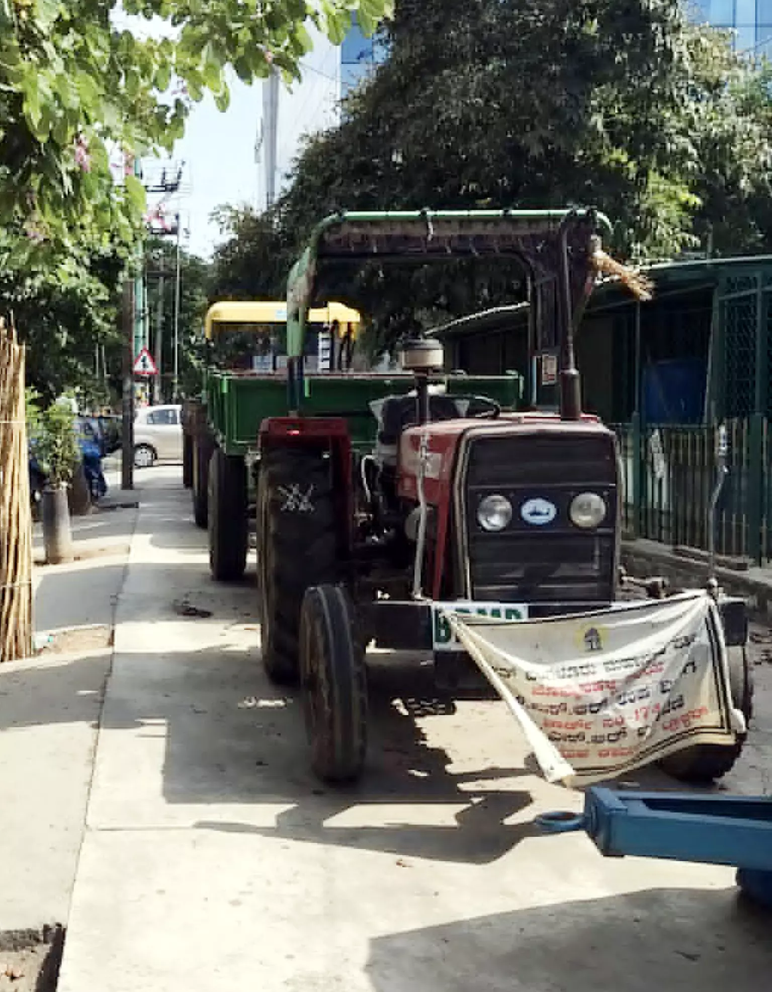 நடைபாதையில் நிற்கும் டிராக்டர்கள்