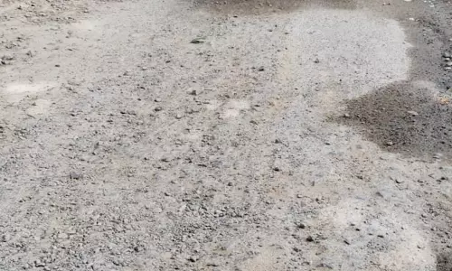 பெயர்ந்து கிடக்கும் ஜல்லி கற்கள்