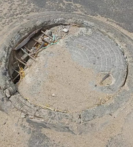 சேதமடைந்துள்ள மூடி சேதமடைந்துள்ள மூடி