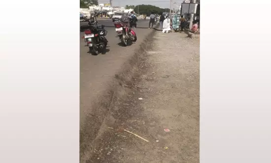 சாலையோர பள்ளத்தை மூட வேண்டும்