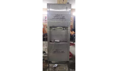 காட்சி பொருளான குடிநீர் சுத்திகரிப்பு எந்திரம் காட்சி பொருளான குடிநீர் சுத்திகரிப்பு எந்திரம்