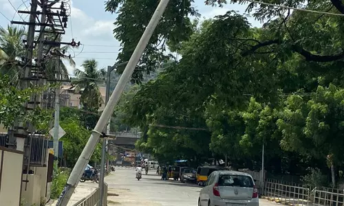 சாய்ந்த நிலையில் கம்பம் சாய்ந்த நிலையில் கம்பம்