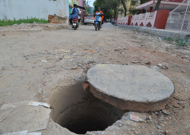 திறந்து கிடக்கும் பாதாள சாக்கடை மூடி திறந்து கிடக்கும் பாதாள சாக்கடை மூடி