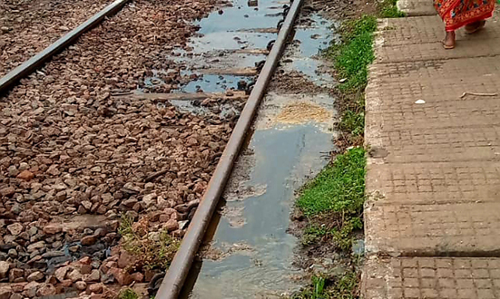 ரெயில்வே நடைமேடை ஓரம் கழிவுநீர்