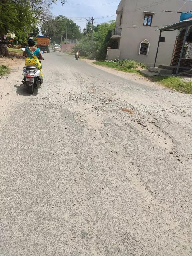 குண்டும் குழியுமான சாலை