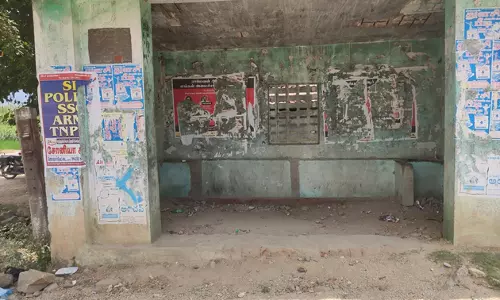 பஸ் பயணிகள் நிழற்கூடம் சேதம்