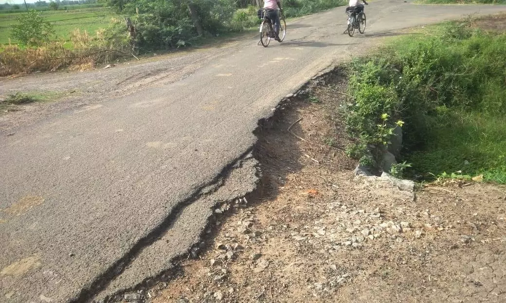 காணாமல் போன பாலத்தின் தடுப்புச்சுவர் காணாமல் போன பாலத்தின் தடுப்புச்சுவர்