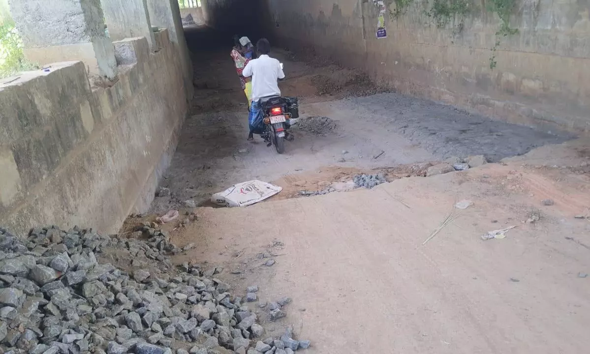 மந்தகதியில் சாலை அமைக்கும் பணி மந்தகதியில் சாலை அமைக்கும் பணி