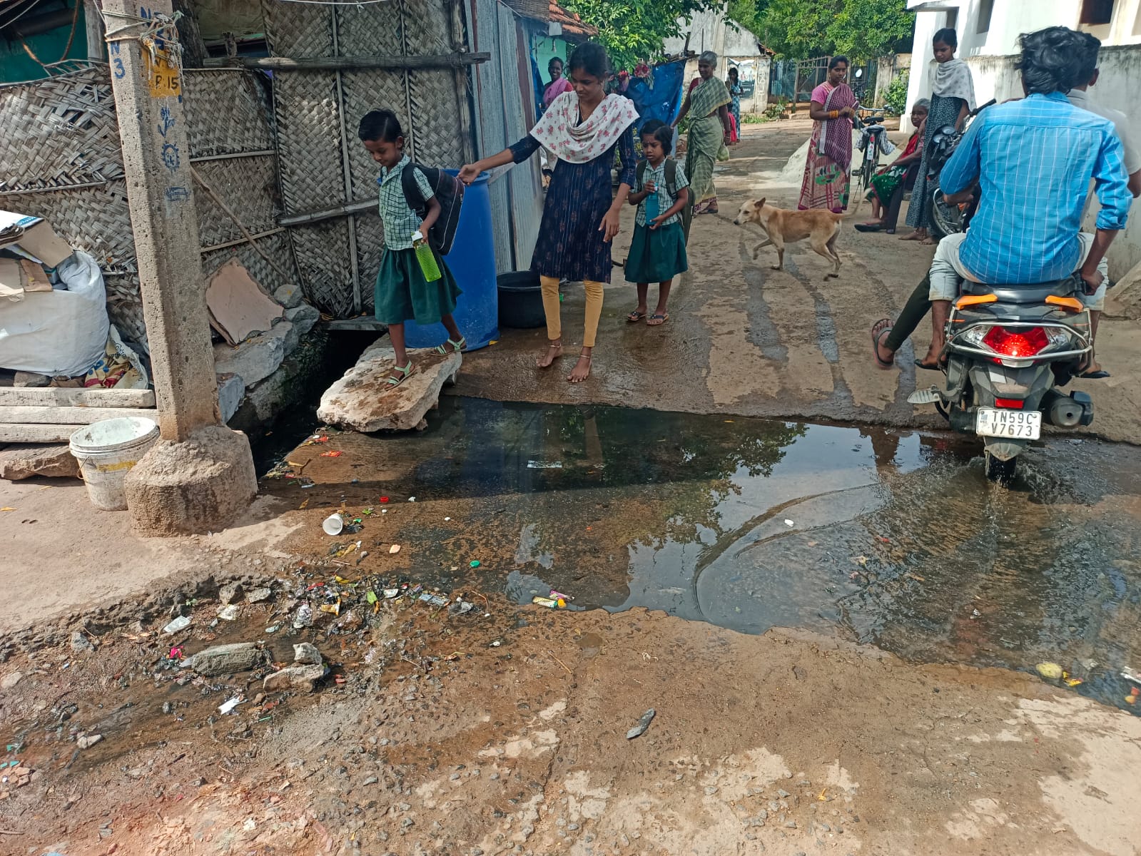 சாலையில் செல்லும் கழிவுநீர்