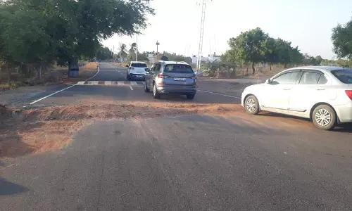 சாலையின் குறுக்கே பள்ளம் சாலையின் குறுக்கே பள்ளம்