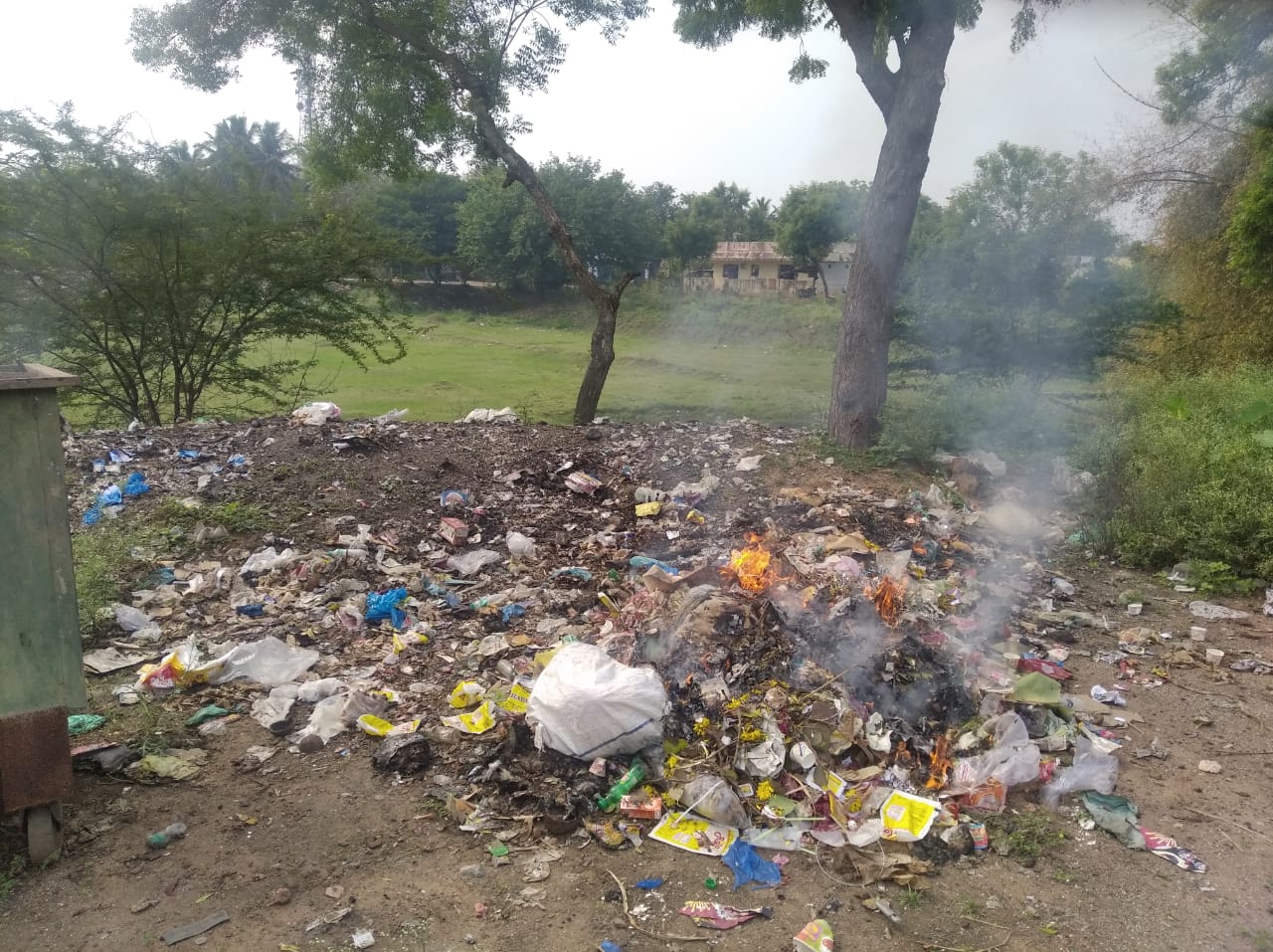 குளத்தில் கொட்டப்படும் குப்பைகள்