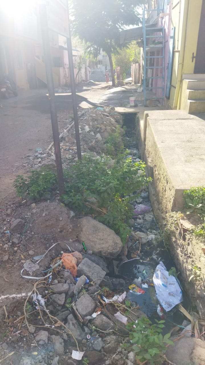 வாறுகாலில் தேங்கிய குப்பைகள்