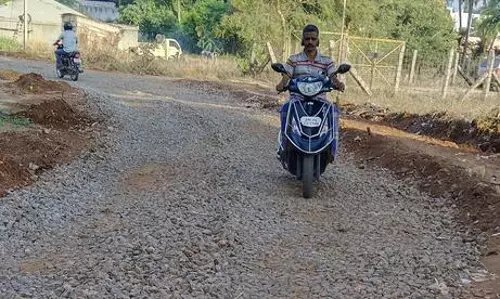 ஜல்லிக்கற்களால் வாகன ஓட்டி அவதிகள்