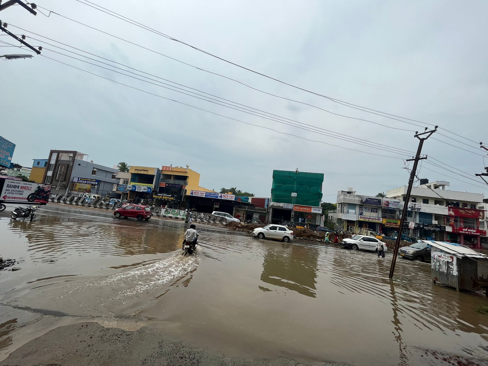 குலம்போல் காட்சியளிக்கும் மழைநீர்