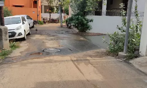 சாலையில் ஓடும் கழிவுநீர்