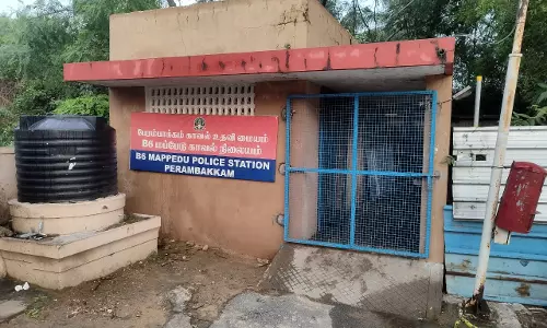 காவலர்கள் இல்லாத காவல் உதவி மையம்