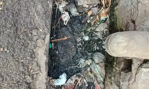 தேங்கி நிற்கும் கழிவுநீர் தேங்கி நிற்கும் கழிவுநீர்