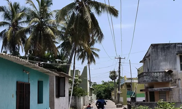 தாழ்வாக செல்லும் மின்கம்பி தாழ்வாக செல்லும் மின்கம்பி