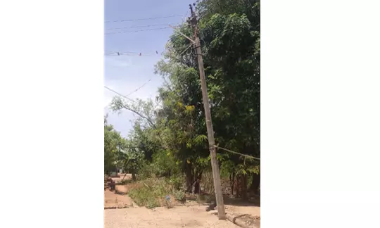 சாய்ந்த நிலையில் மின்கம்பம்