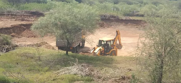 ஏரியில் மணல் திருட்டு