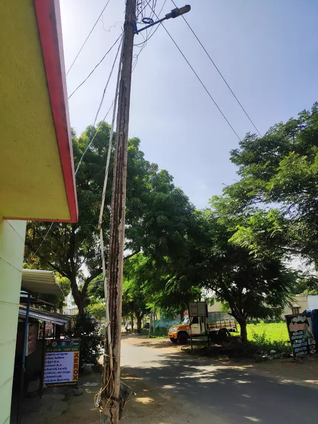 மின்கம்பம் சேதம்